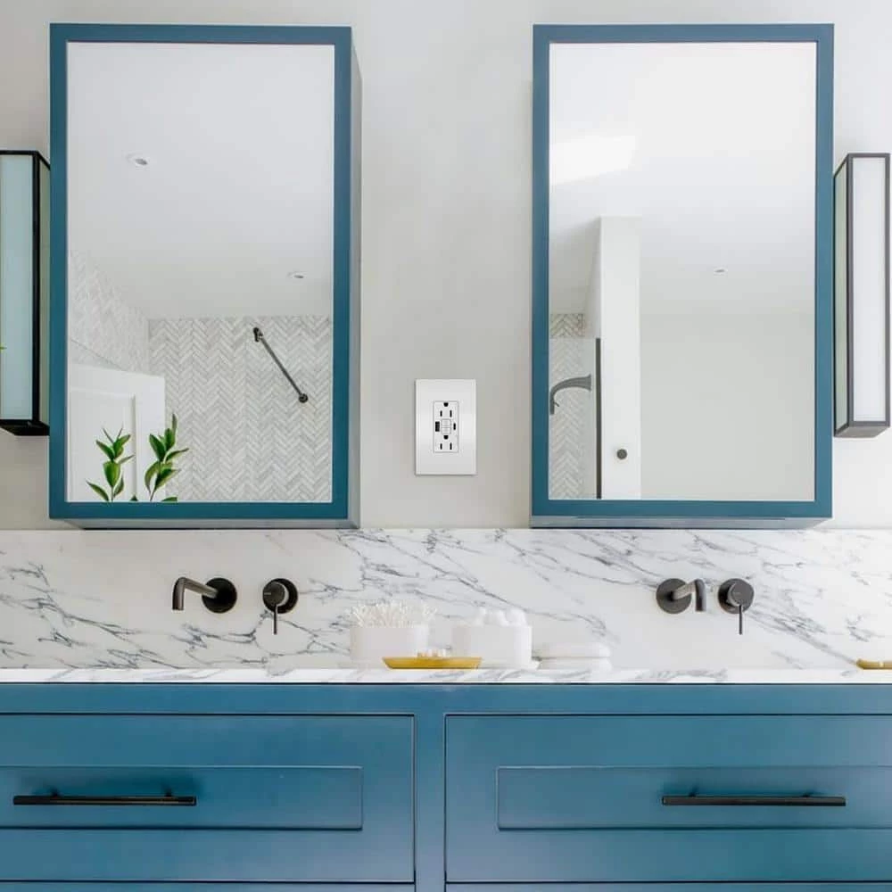 Legrand Radiant 15 Amp 125-Volt Tamper Resistant Self-Test GFCI Duplex Outlet with Type A/C USB, White 3 Legrand Radiant 15 Amp 125-Volt Tamper Resistant Self-Test GFCI Duplex Outlet with Type A/C USB, White - Image 3